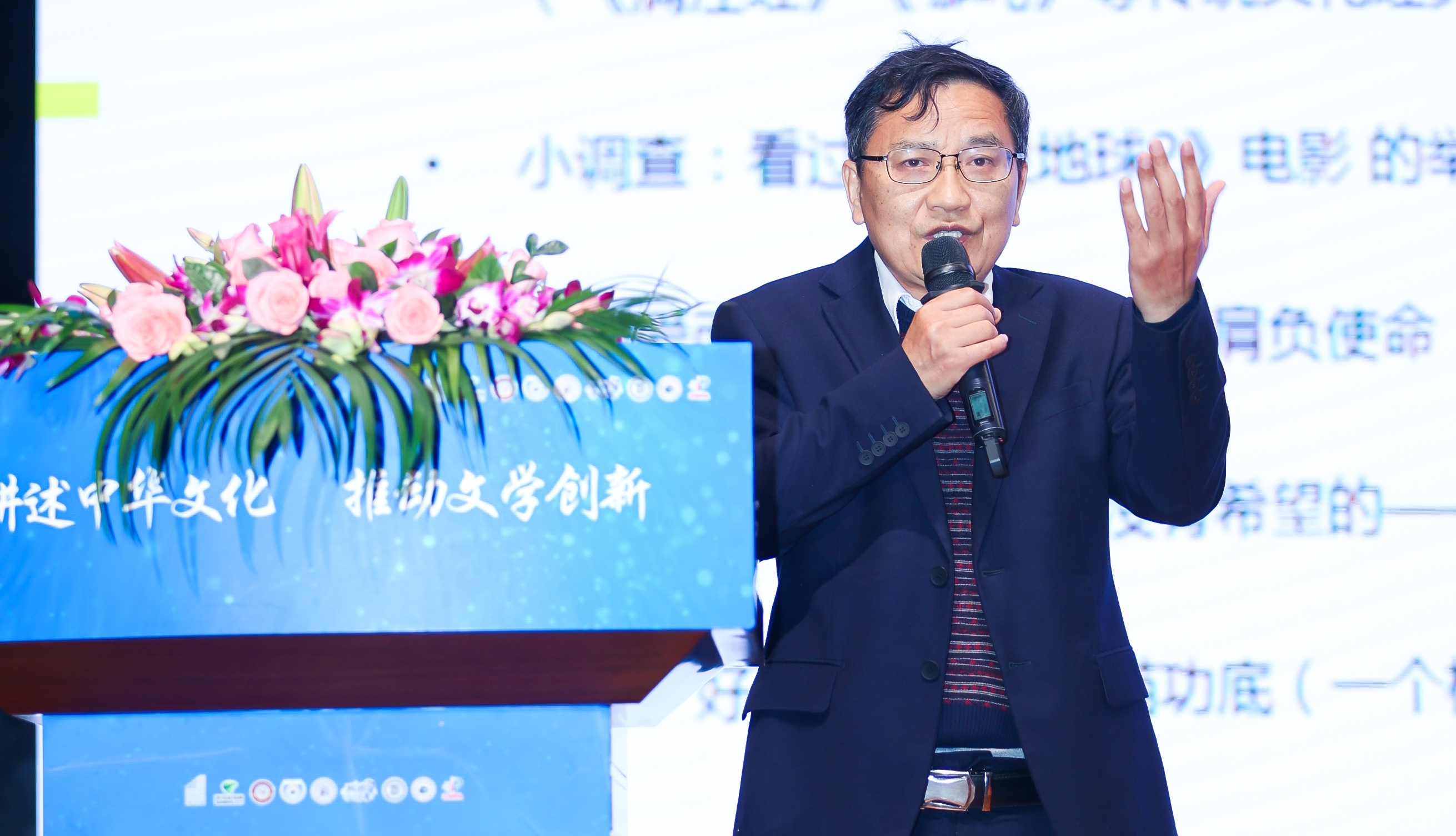 活動(dòng)現(xiàn)場(chǎng)，“全國文學(xué)盛典名師大講堂”主講嘉賓謝晨為大家?guī)碇黝}講座